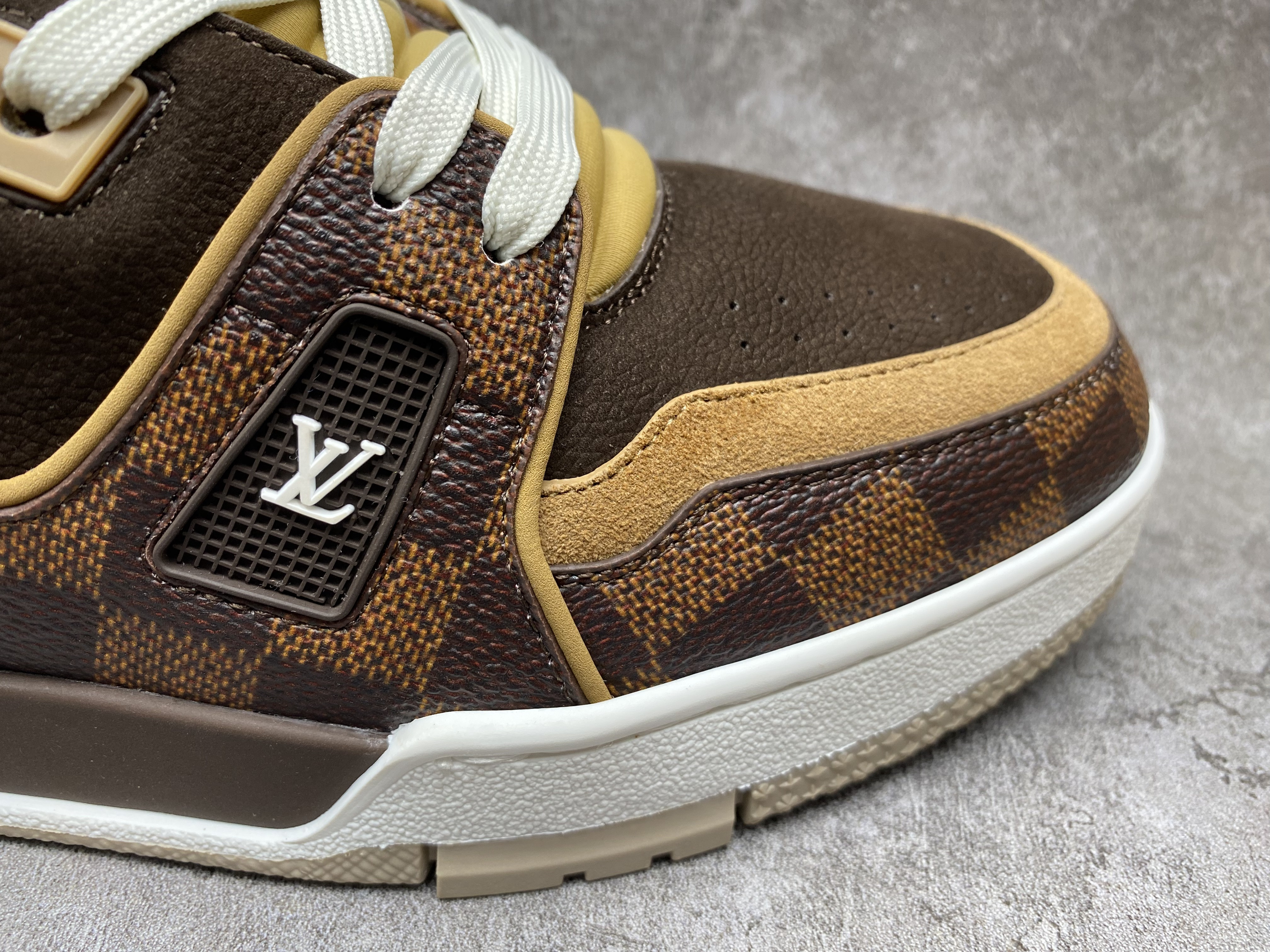 UA LV trainer Sneakers