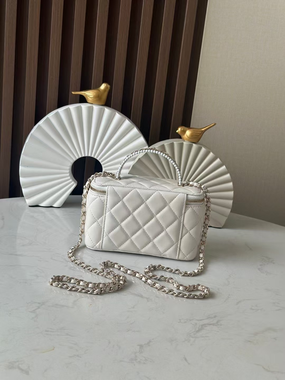 Ch*el vanity with chain 9.5x17x8cm