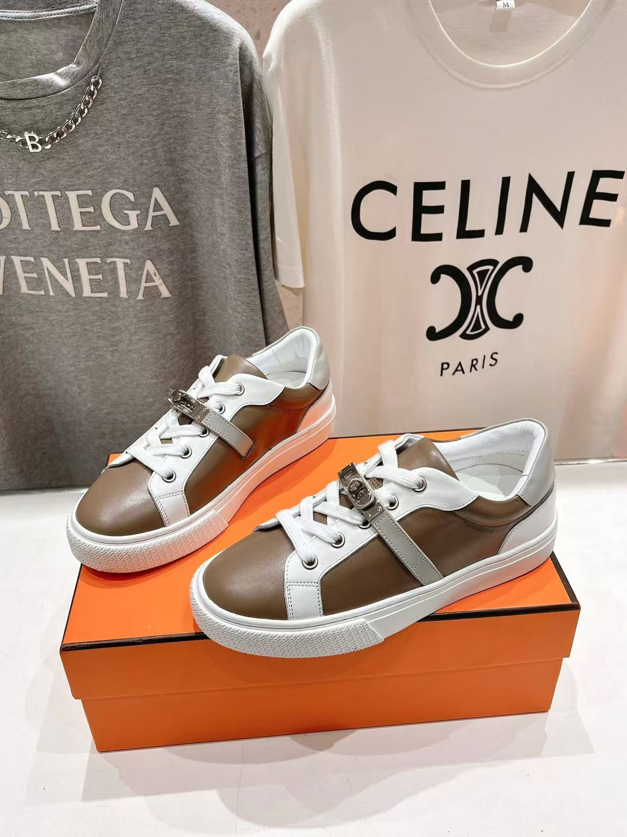 ua H**mes day  sneaker