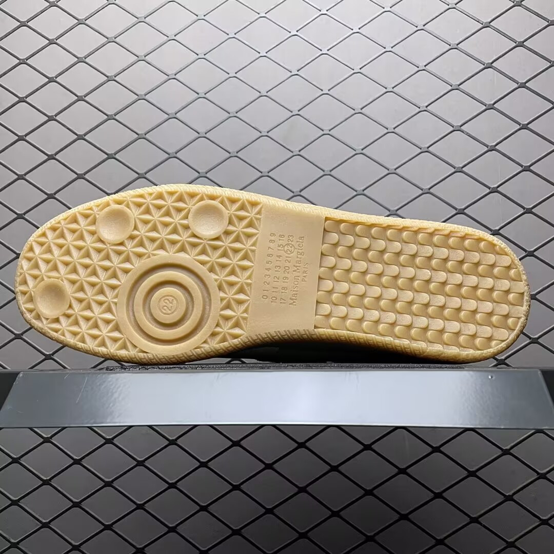 ua ma*s*n Ma*i*la replica sneakers white grey