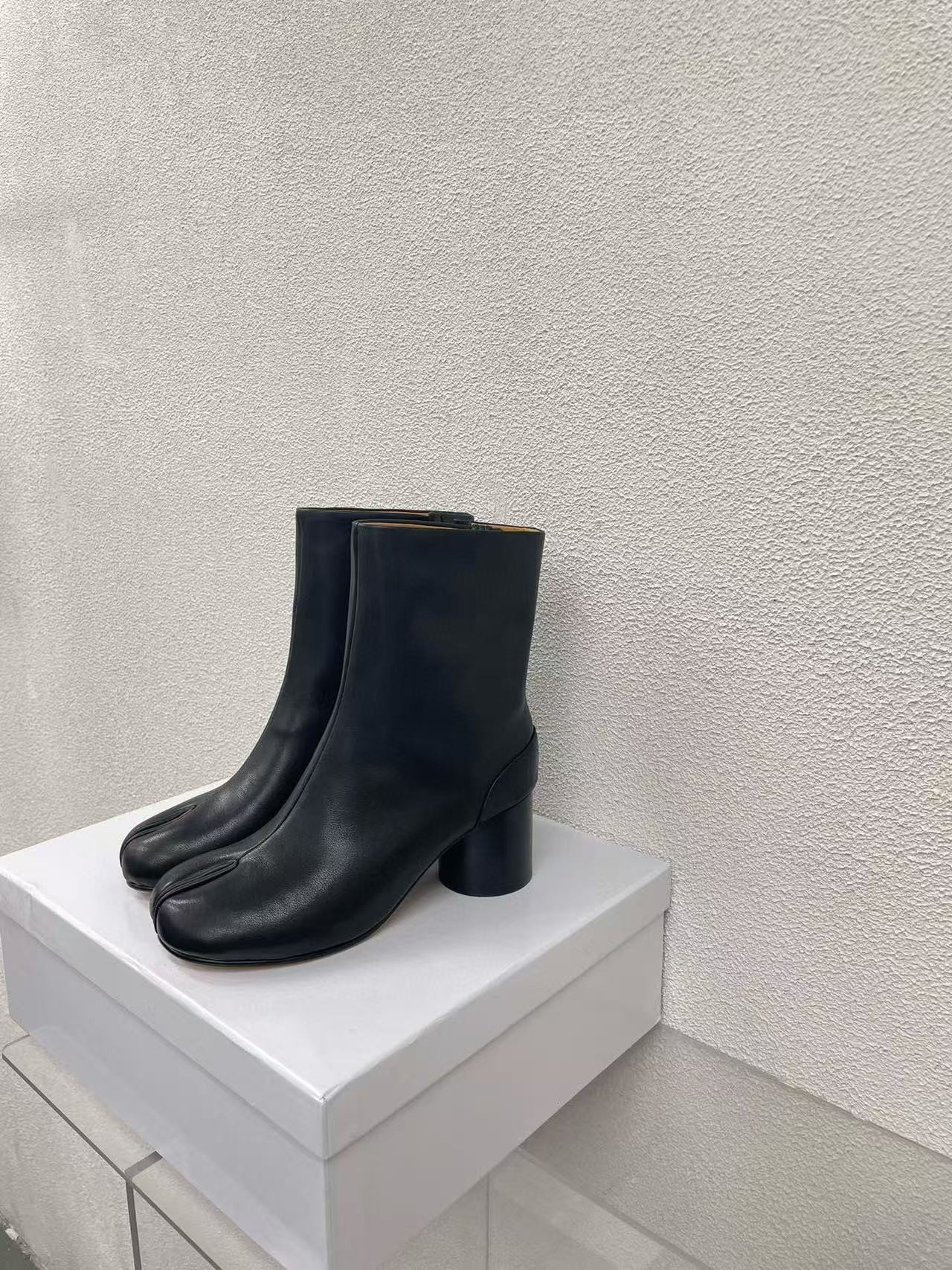 ua ma*s*n Ma*i*la tabi ankle boots