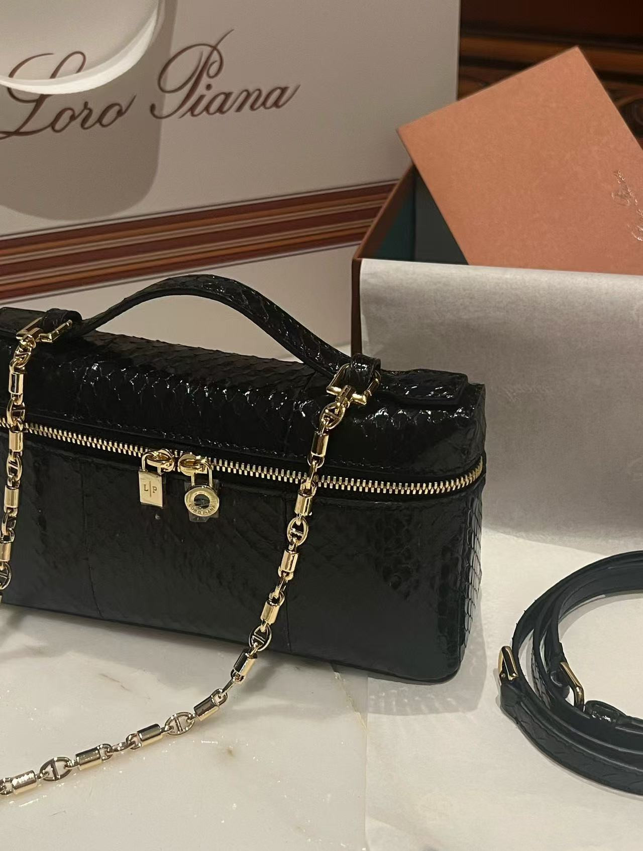 L**o p*ana extra pocket l19 bag 11x19x6.5cm