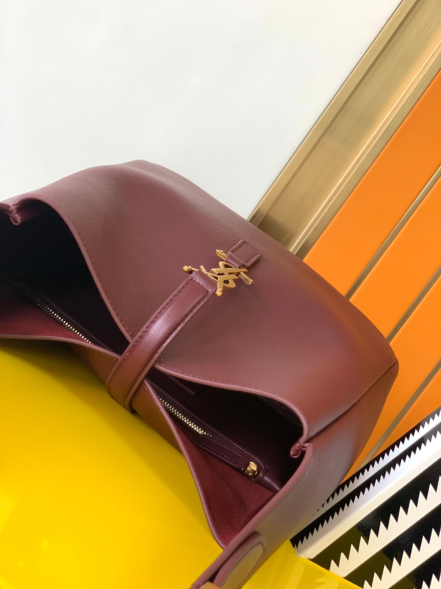 y*l le 5 À 7 S*pple small in grained leather  23 x 22 x 8.5 cm