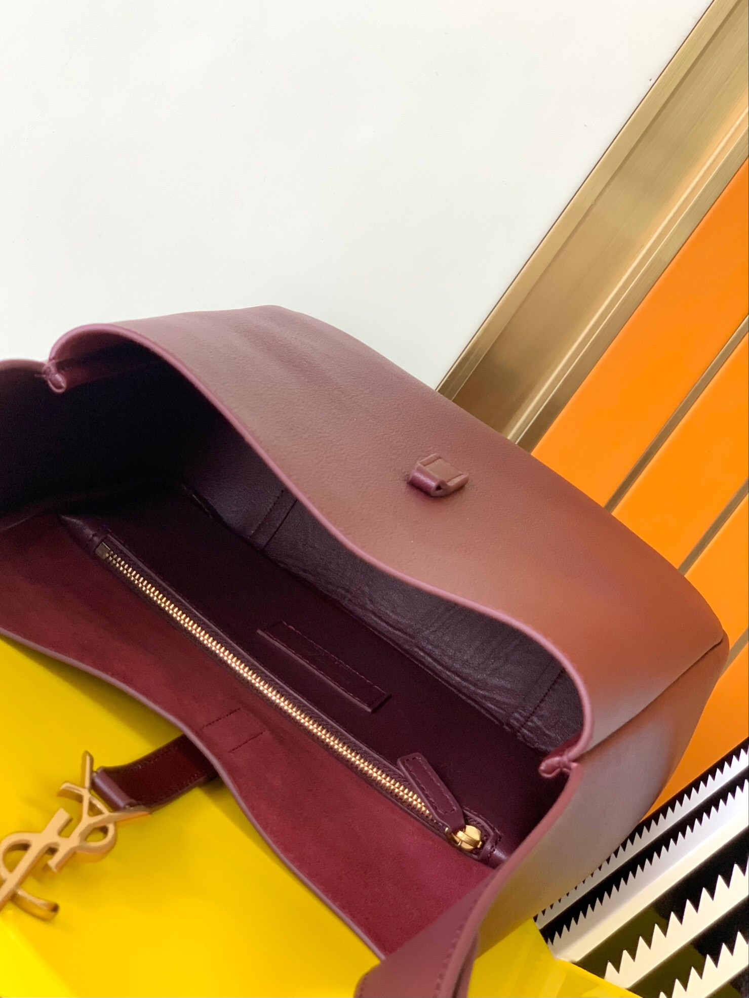 y*l le 5 À 7 S*pple small in grained leather  23 x 22 x 8.5 cm