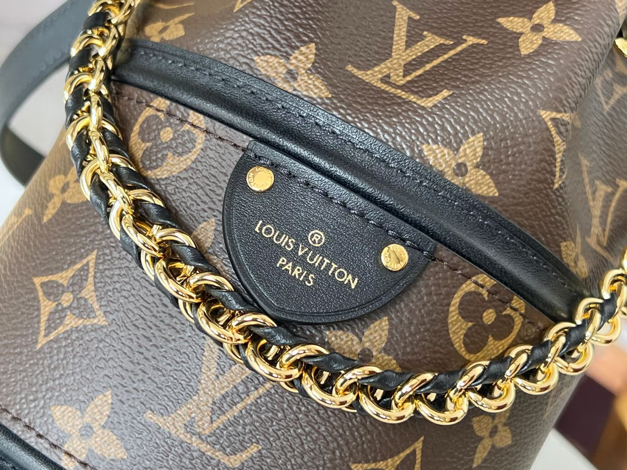 LV Canoé M83480  5.5 x 8.1 x 5.5 inches