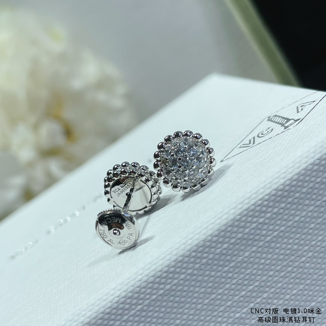 v*n cl*f & arpels round bead full Di*m*nd earrings