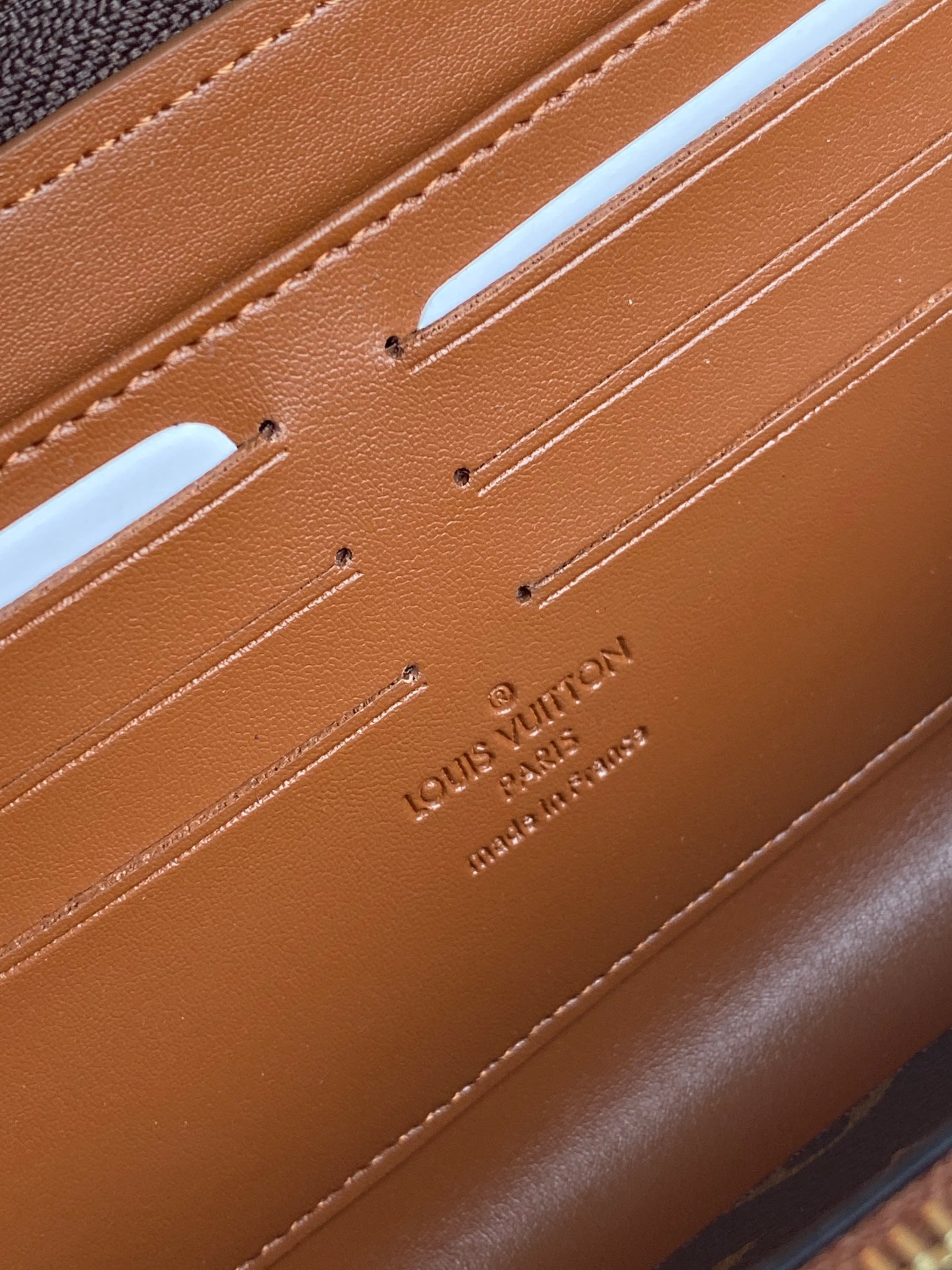 LV ZIPPY WALLET TRUNK M80558