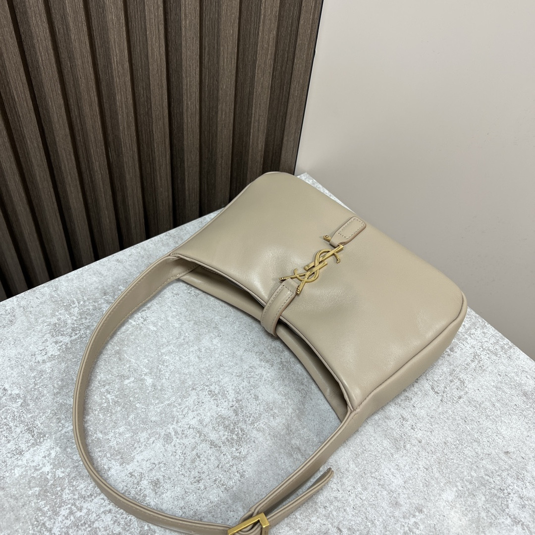 Y*L le 5 À 7 in smooth lambskin white 9 x 6.3 x 2.5 inches