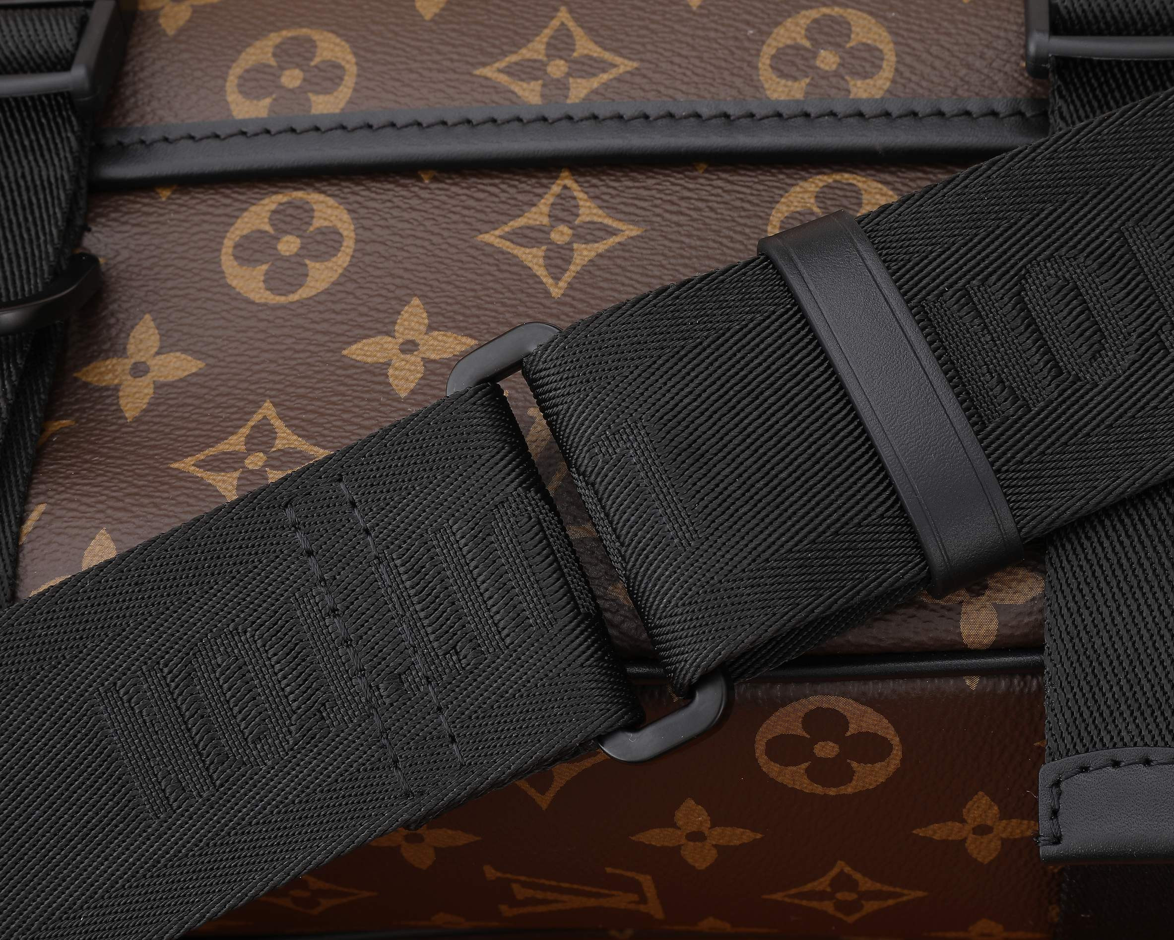 LV M46972 Trail Messenger 31 x 22 x11CM