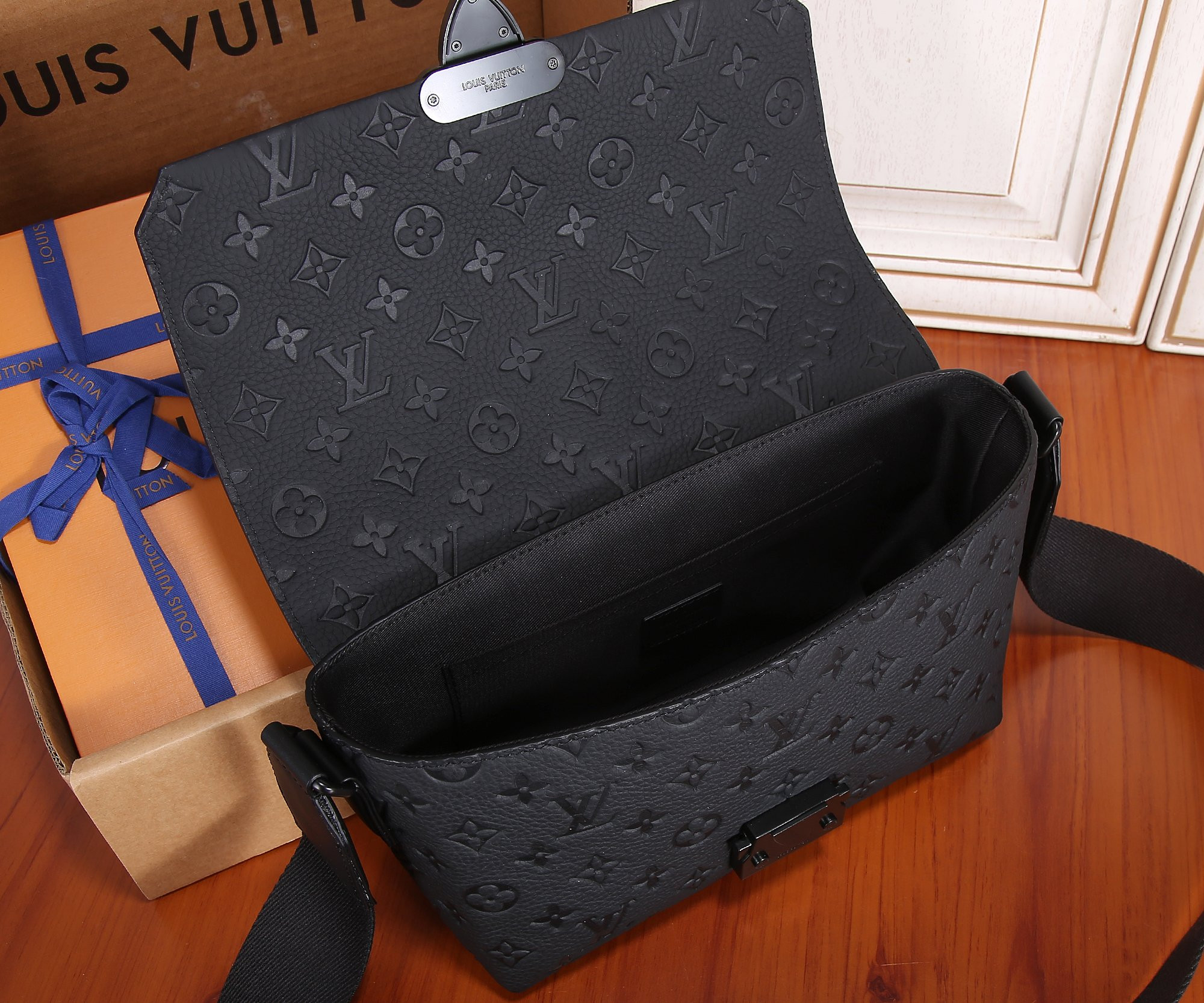 LV S-Cape Messenger M23741 28x16x10cm
