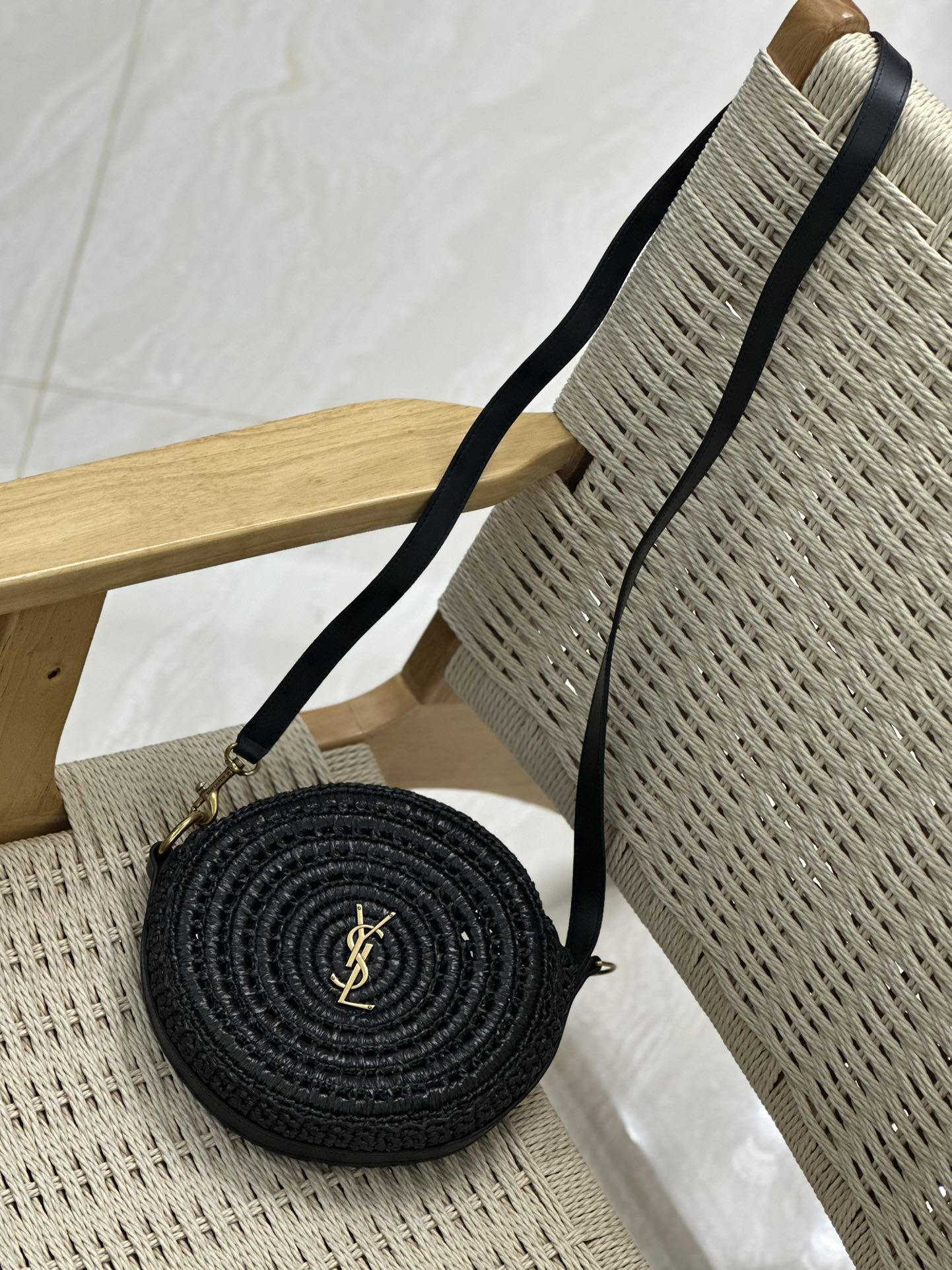 Y*L round bag in raffia and vegetable-tanned leather color black
