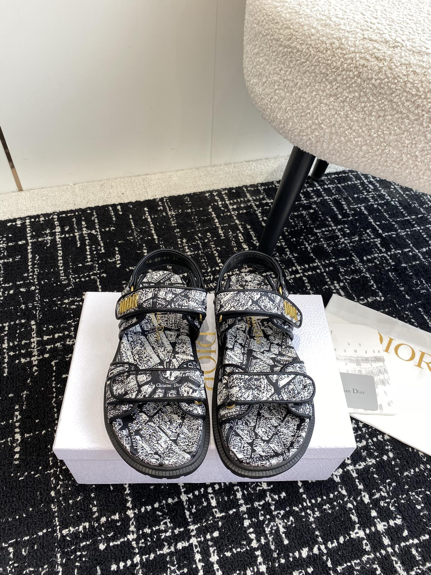 ua D*oract sandal