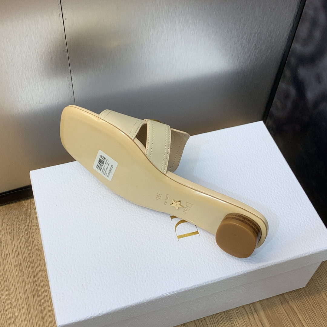 ua D*or 30 montaigne slide