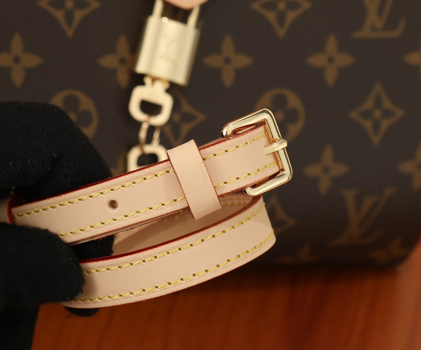 LV Pochette Tirette M12859  8.7 x 4.7 x 2.2 in