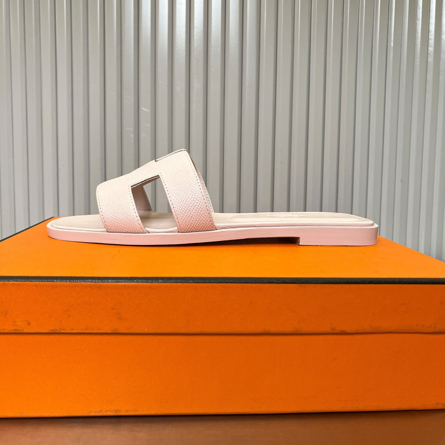 ua H**me5 oran sandal