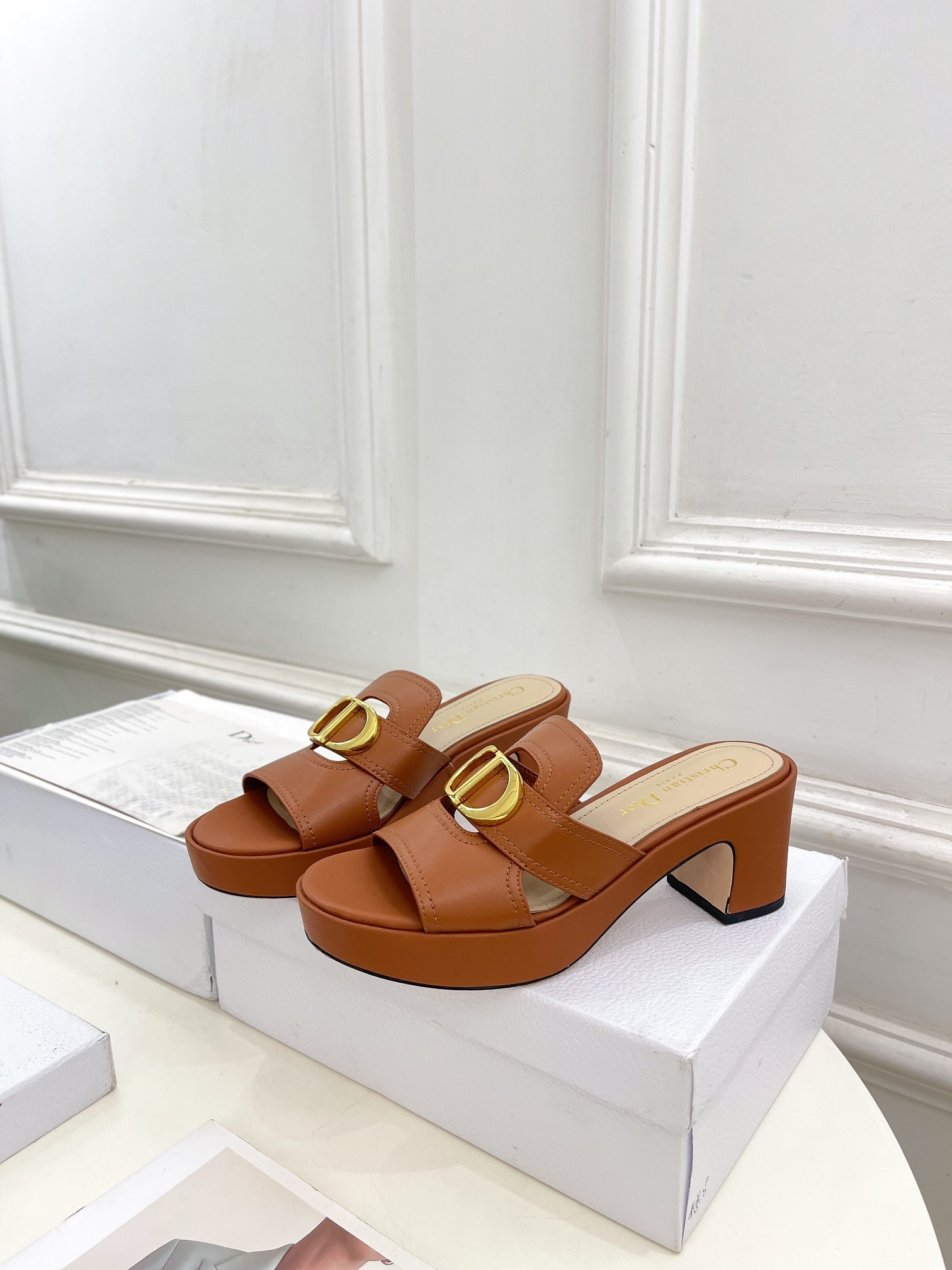 ua D*or 30 montaigne platform slide