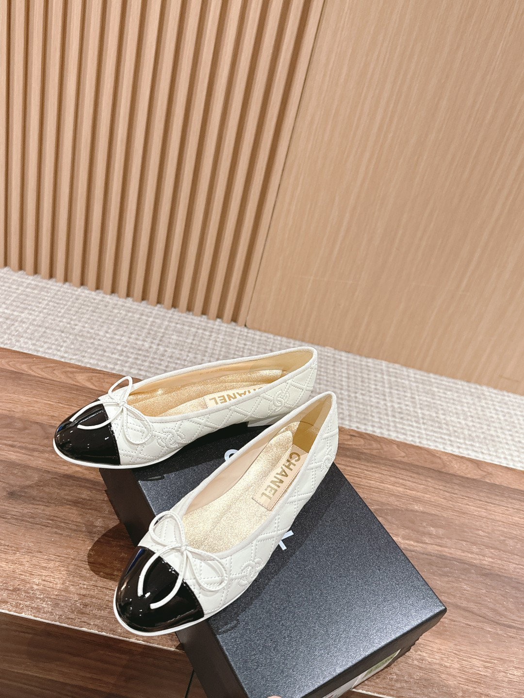 ua Ch*el ballet flats