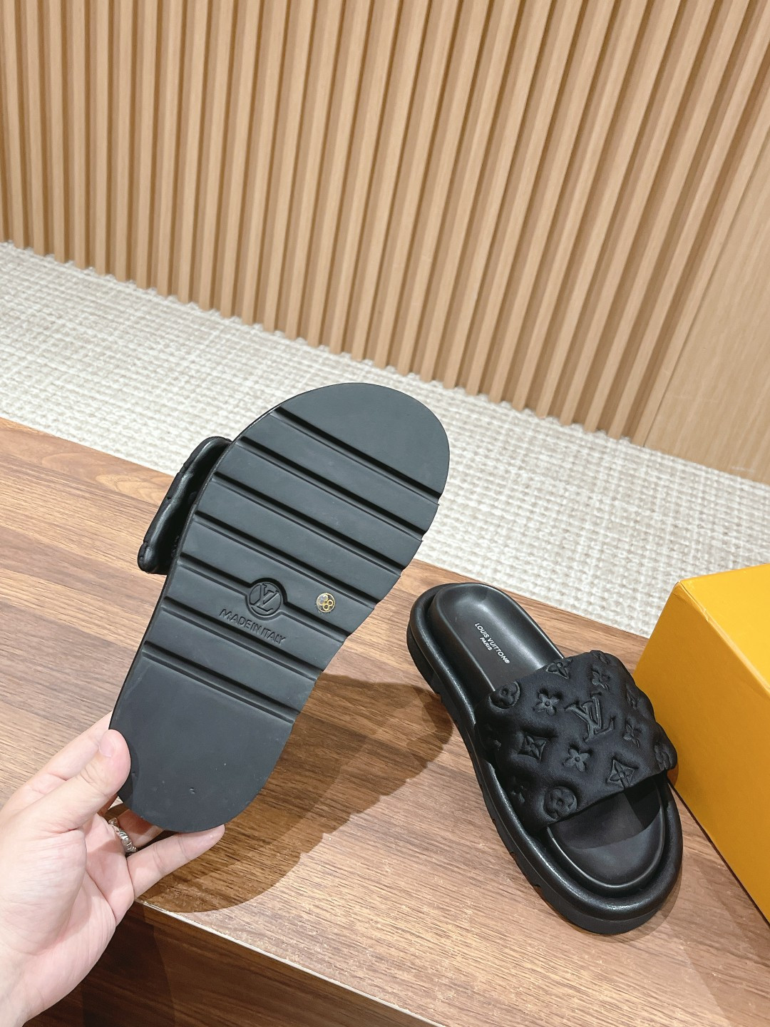 UA LV Pool Pillow Flat Comfort Mule