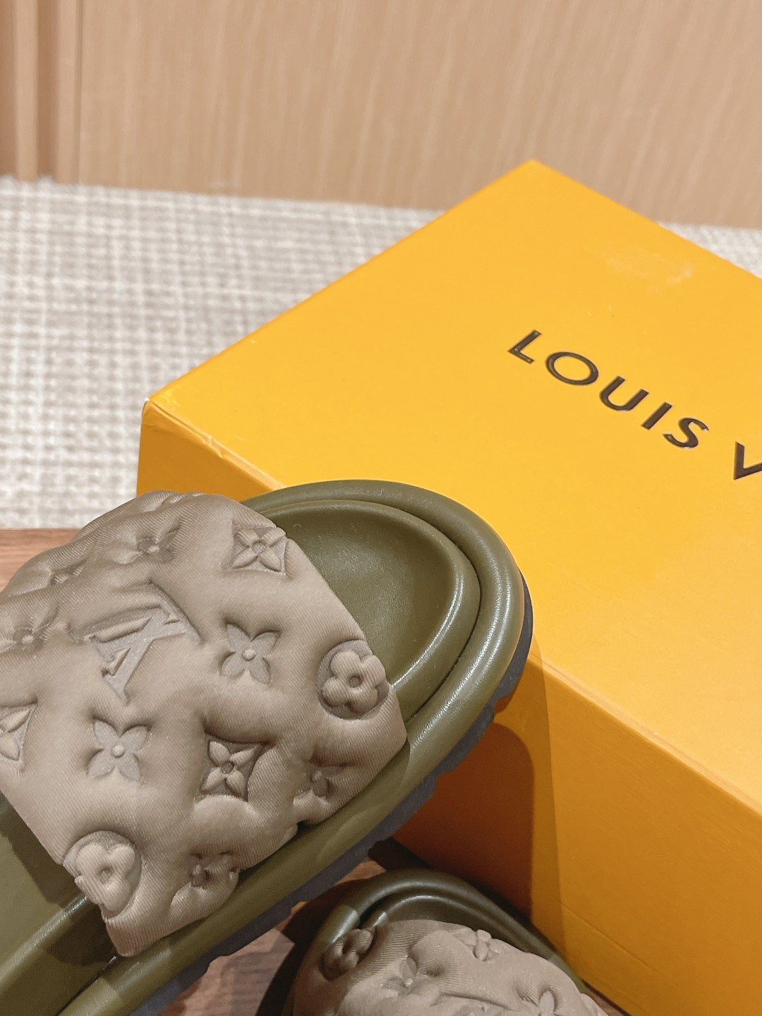 UA LV Pool Pillow Flat Comfort Mule