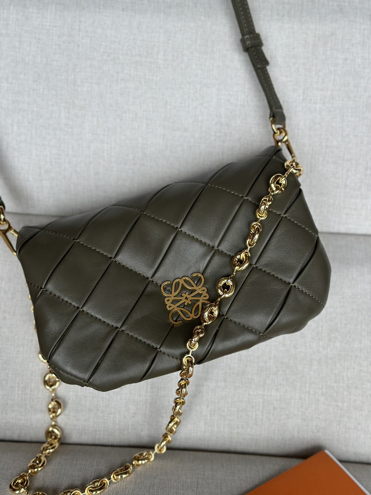 L0ew* mini puffer goya in pleated shiny nappa lambskin 20x6x13cm