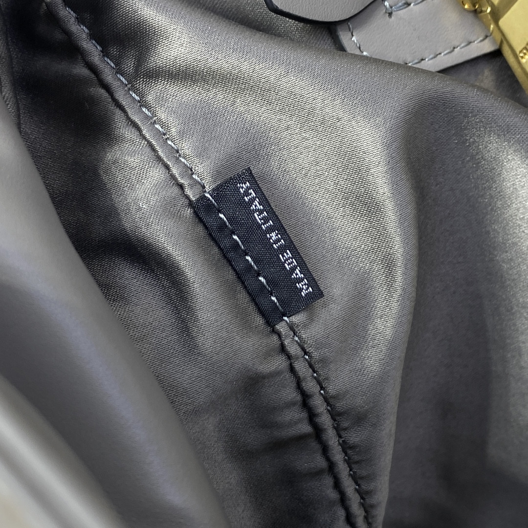 Miu Miu Leather Beau bag 23x34x10cm