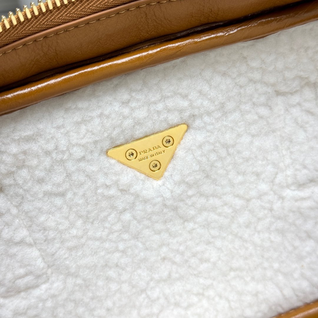 Pra*a medium shearling two-handle bag 12x 27x 6cm