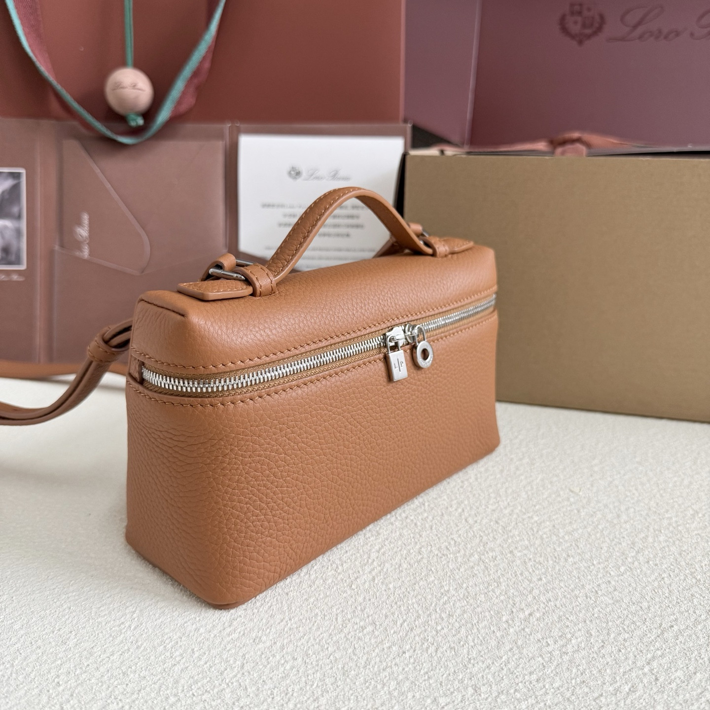 L**o p*ana extra pocket l19 grained calfskin 11 x 19 x 6.5 cm