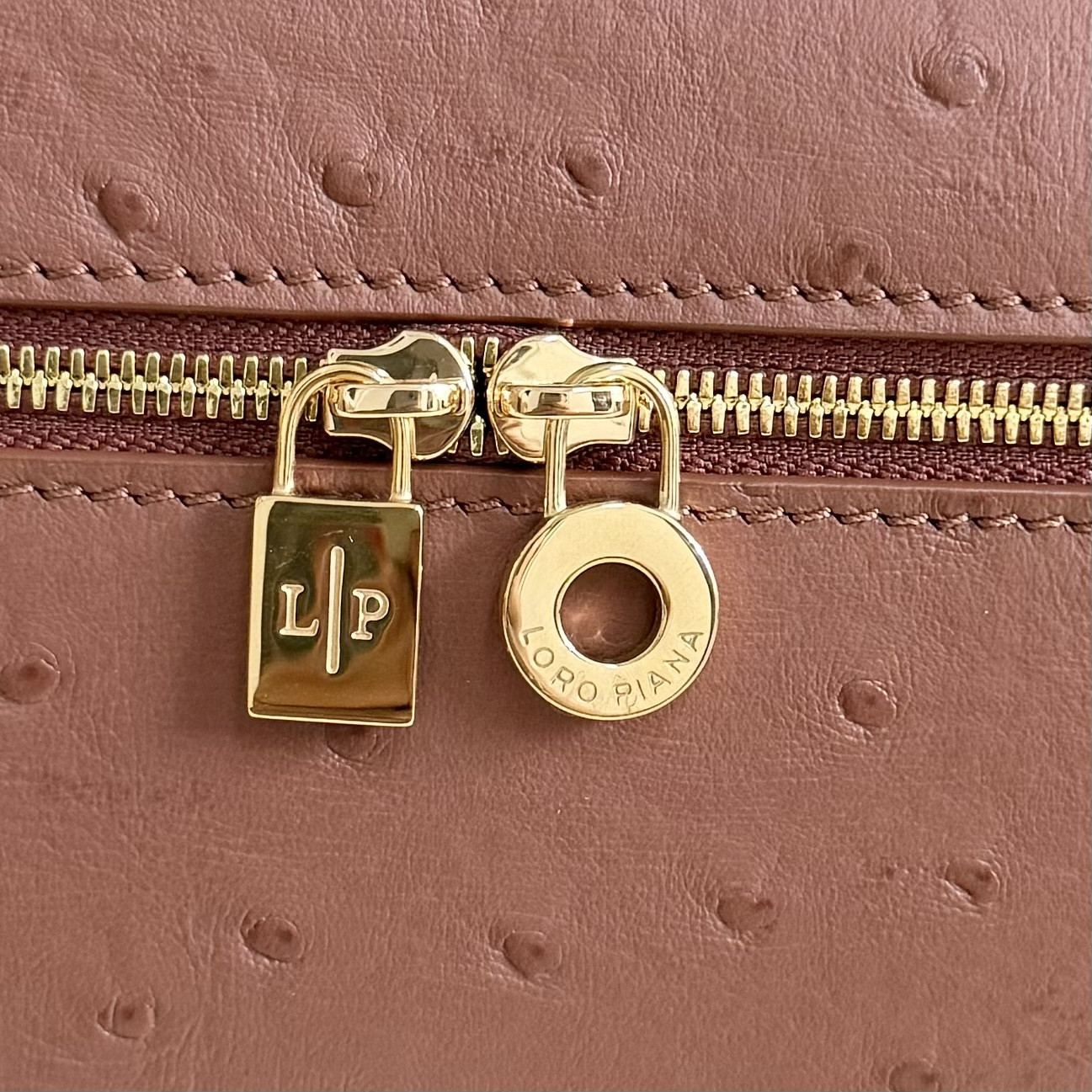 L**o p*ana extra pocket l27 ostrich-grained leather 16x27x10cm