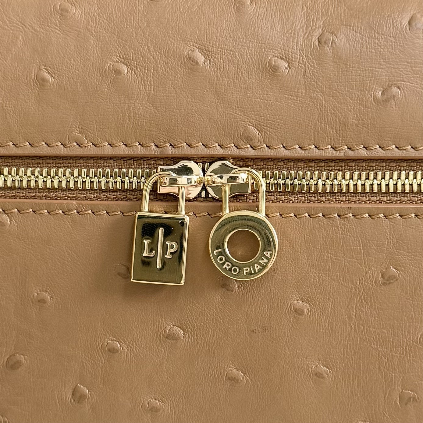 L**o p*ana extra pocket l27 ostrich-grained leather 16x27x10cm