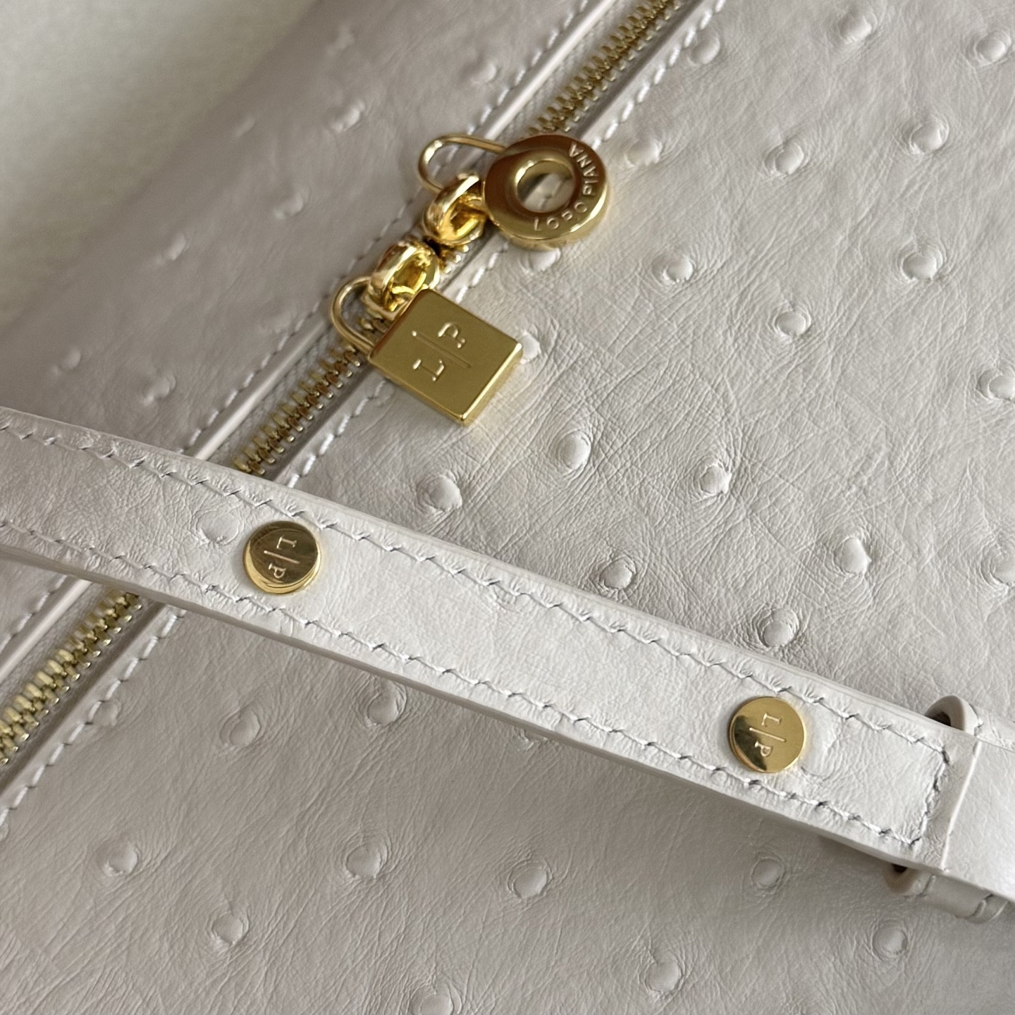 L**o p*ana extra pocket l27 ostrich-grained leather 16x27x10cm