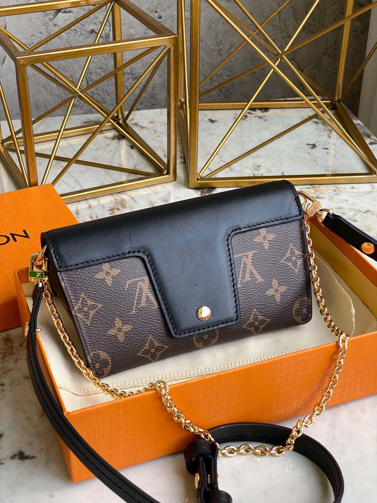 LV PADLOCK ON STRAP M80559